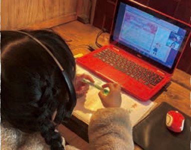 自宅でオンラインレッスンを受ける子ども