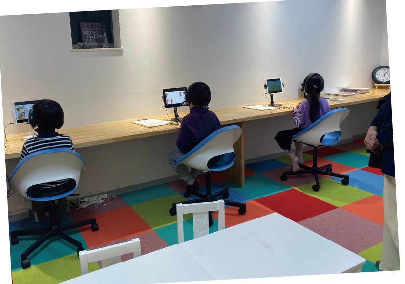 M&J English Club 南与野教室で、タブレットでオンラインレッスンを受ける子どもたち